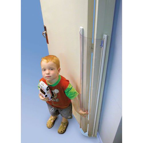 Protection anti-pince doigts pour ouverture de porte vers l’intérieur